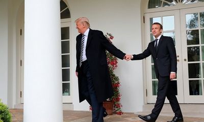 Hành động thân mật của Tổng thống Mỹ và Tổng thống Pháp gây 'bối rối'