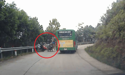 Clip: Tai nạn giao thông, 3 người trên xe máy văng xuống đường