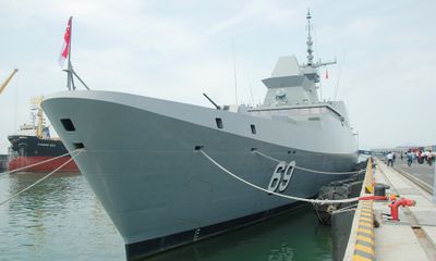 Tàu khu trục tên lửa của Hải quân Singapore cập cảng Tiên Sa