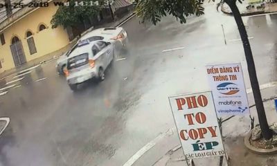 Video: Xe taxi phóng nhanh, đâm trúng ô tô tại ngã tư
