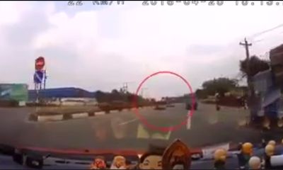Video: Ô tô rượt đuổi xe máy như phim hành động khiến đôi nam nữ ngã sõng soài
