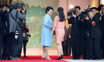 Hai đệ nhất phu nhân Hàn Quốc và Triều Tiên lần đầu gặp gỡ
