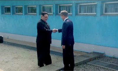 Cận cảnh bước đi lịch sử của ông Kim Jong-un qua ranh giới liên Triều 