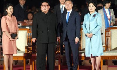 Cái nắm tay thật chặt của hai nhà lãnh đạo Hàn - Triều nhau trong lễ chia tay