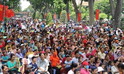 Người dân Hà Nội - Sài Gòn chen chúc đông nghẹt trong công viên ngày nghỉ lễ 30/4