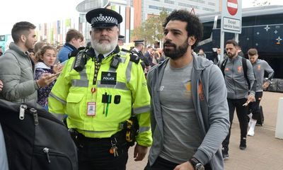 Mohamed Salah được cảnh sát hộ tống riêng lên máy bay