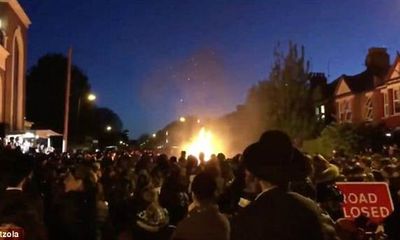 Video vụ nổ tại lễ hội Do Thái tại London nghi do có người ném iPhone vào lửa