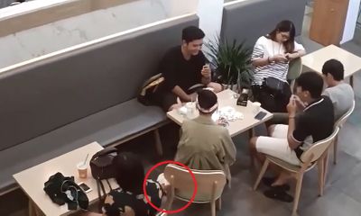 Clip: Camera ghi hình bé gái trộm túi xách trong quán trà sữa gây xôn xao