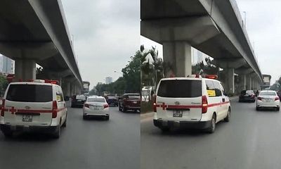 Dù đã hú còi xin đường, xe cứu thương ở Hà Nội vẫn không được nhường lối