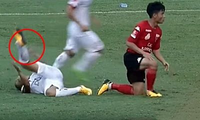 Những pha va chạm khiến cầu thủ Việt Nam gặp chấn thương nặng tại 
