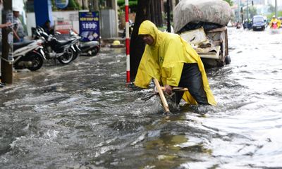 Đường Sài Gòn ngập sâu nửa mét sau mưa lớn, xe chết máy hàng loạt