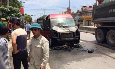 Ôtô khách va chạm xe máy rồi bốc cháy, 2 vợ chồng tử vong thương tâm