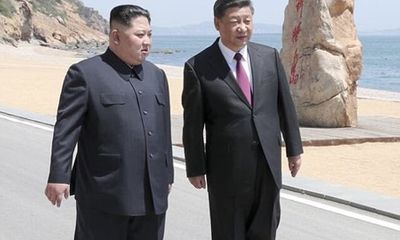 Clip: Hai nhà lãnh đạo Trung Quốc, Triều Tiên đi dạo bên bờ biển Đại Liên