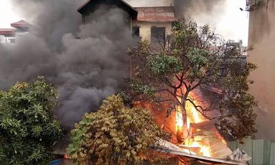 Hà Nội: Cháy lớn kèm tiếng nổ cạnh chân cầu Vĩnh Tuy, 1 cụ bà tử vong