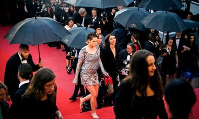 Chẳng cần váy áo lộng lẫy, Kristen Stewart vẫn là tâm điểm thảm đỏ Cannes vì điều này!