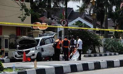 Cảnh sát Indonesia bắn hạ 4 kẻ khủng bố tấn công trụ sở bằng kiếm Nhật