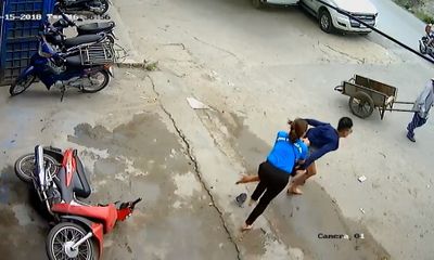 Clip: Thanh niên trộm xe bỏ chạy trối chết khi bị thiếu nữ truy đuổi