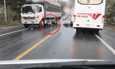 Video: Vượt ẩu tông trúng ô tô, nam thanh niên bị xe tải cán qua người
