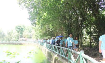 Dòng người đội nắng về Làng Sen kỷ niệm ngày sinh Bác Hồ