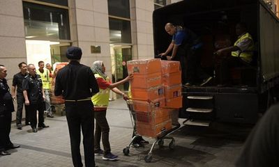 Cảnh sát thu giữ 72 túi tiền, 284 túi xách hàng hiệu tại nhà cựu thủ tướng Malaysia