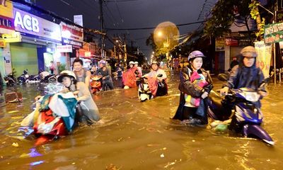 Người Sài Gòn hì hụi đẩy xe, chật vật “bơi” trong biển nước sau trận mưa lớn