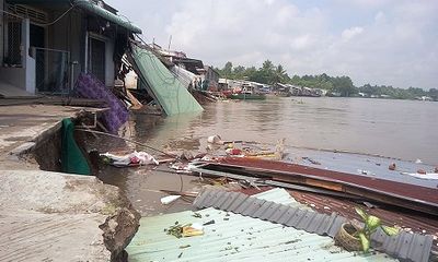 Cần Thơ: 5 căn nhà đổ xuống sông trong tích tắc do sạt lở