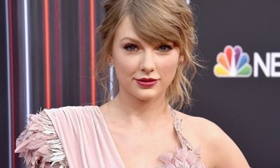 Taylor Swift tái xuất thảm đỏ Billboard Music Awards, chụp hình thân mật cùng BTS