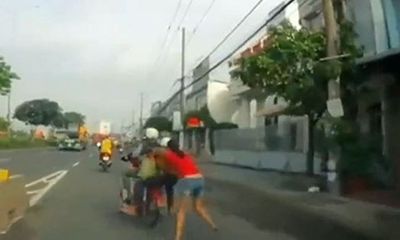 Camera ghi hình 2 tên trộm cướp kéo lê cô gái hàng trăm mét trên đường