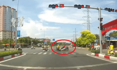 Video: Nam thanh niên chạy xe tốc độ cao, vượt đèn đỏ suýt gây tai nạn