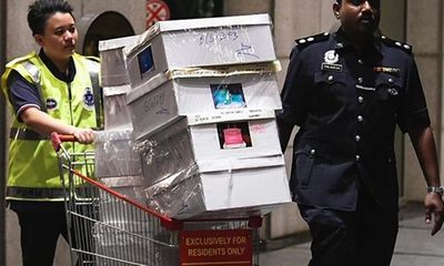 Sau 4 ngày, cảnh sát vẫn chưa đếm xong 72 vali tiền của cựu thủ tướng Malaysia
