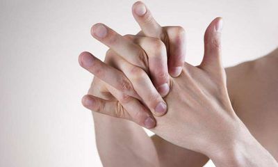 Thói quen bẻ khớp ngón tay có hại hay vô hại?