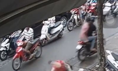 Video: 2 tên cướp đi xe máy giật dây chuyền khiến cô gái ngã sấp mắt trên vỉa hè