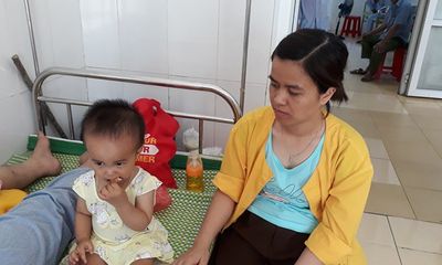 Vụ tàu chở 400 khách lật ở Thanh Hóa: Người mẹ ôm con 1 tuổi lộn nhào theo toa tàu