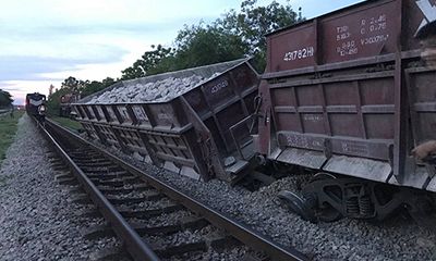 Nghệ An: Tàu hỏa chở đá bất ngờ gặp sự cố trật bánh, nghiêng đổ