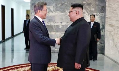 Cận cảnh cuộc gặp bất ngờ của hai nhà lãnh đạo Hàn -Triều 
