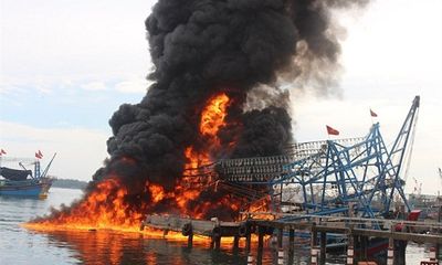 Quảng Nam: Tàu chụp mực 10 tỷ bốc cháy dữ dội tại cảng Kỳ Hà