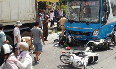 Xe khách tông container cùng hàng loạt xe máy, 5 người bị thương nặng