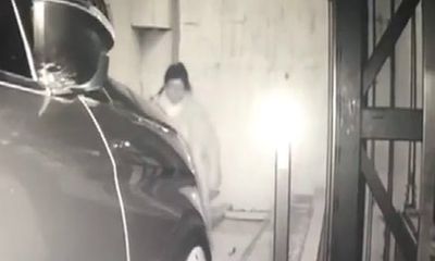 Video: Người phụ nữ đi lạc vào tầng hầm, bị xe cán trọng thương chỉ vì mải nhìn điện thoại