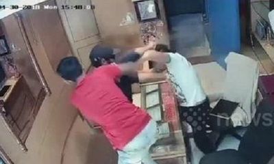 Video: Tên cướp bị tóm gọn sau khi dùng bình xịt hơi cay tự chế