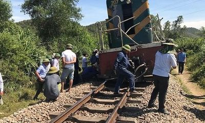 Tàu hỏa tông văng xe tải 15 mét, đường sắt Bắc - Nam bị tê liệt