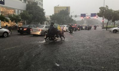 Đường phố Sài Gòn ngập nặng, giao thông hỗn loạn sau cơn mưa lớn cuối ngày