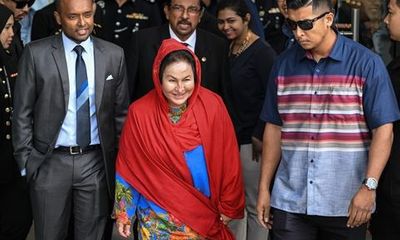 Vợ cựu thủ tướng Malaysia đeo túi hàng hiệu tới cuộc thẩm vấn điều tra bê bối tham nhũng 1MDB