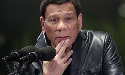 Bị chỉ trích vì hôn môi nữ khán giả khi phát biểu, Tổng thống Philippines dọa từ chức