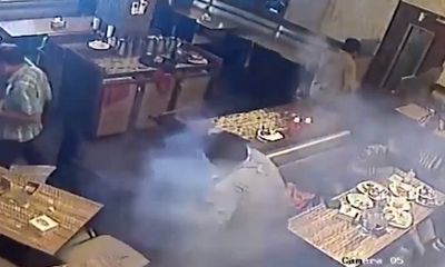 Video: Điện thoại phát nổ kinh hoàng ngay trong túi áo người đàn ông giữa nhà hàng