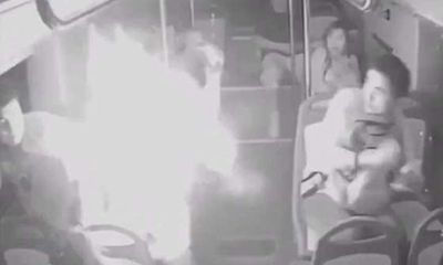 Video: Sạc dự phòng đột ngột phát nổ, bùng cháy khiến hàng chục người hoảng loạn