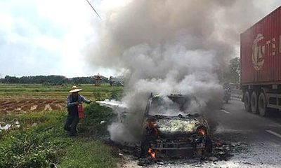 Liên tiếp 2 xe ô tô bốc cháy dữ dội tại Quảng Ninh 