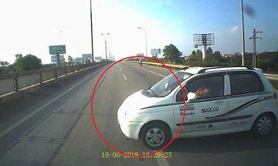 Clip: Thót tim trước màn quay xe chạy ngược chiều của tài xế ô tô
