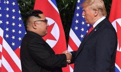 Cận cảnh khoảnh khắc bắt tay lịch sử của ông Donald Trump và ông Kim Jong-un