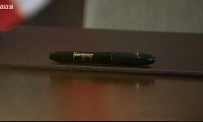 Vì sao ông Kim Jong-un không sử dụng chiếc bút được chuẩn bị sẵn để ký thỏa thuận?