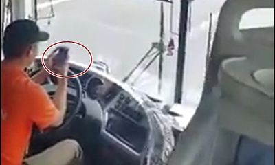 Video: Tài xế vừa điều khiển xe khách vừa lướt Facebook